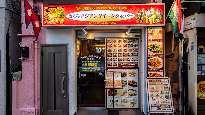 赤い看板がある店頭と入口