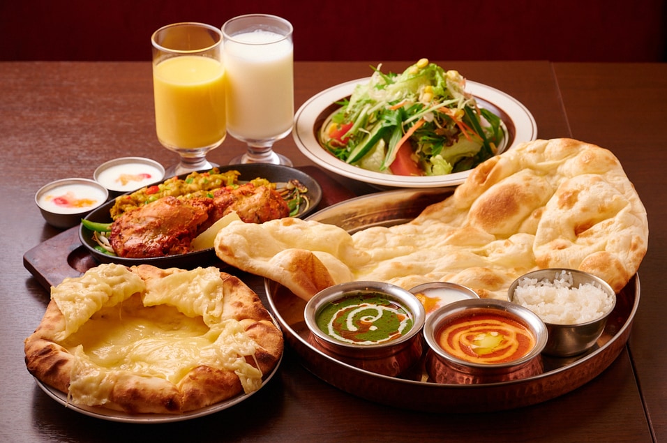 ナン、カレー、グリル料理、ライス、サラダ、ドリンクのセット