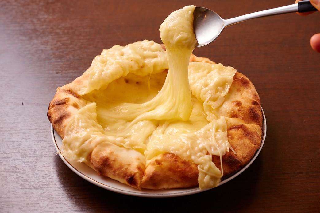 溶けたチーズを持ち上げたチーズ入りナン
