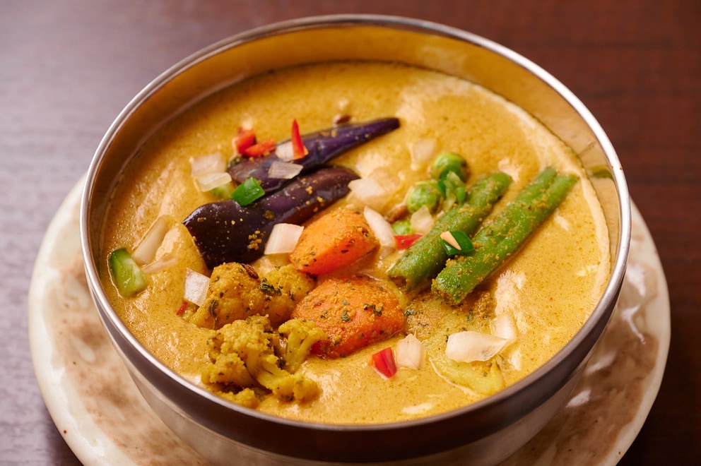 カリフラワー、パプリカ、いんげん入りの野菜カレー